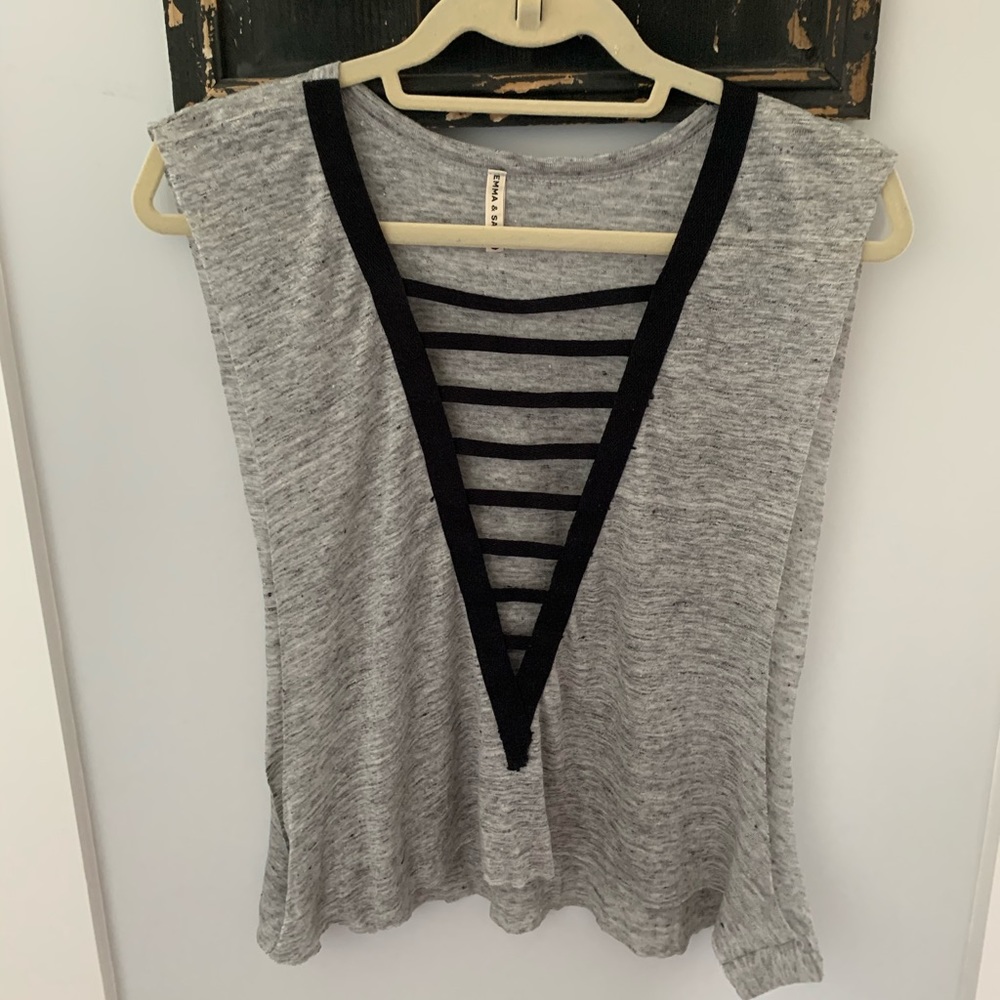 Emma and Sam top sz m. Grey with black trim